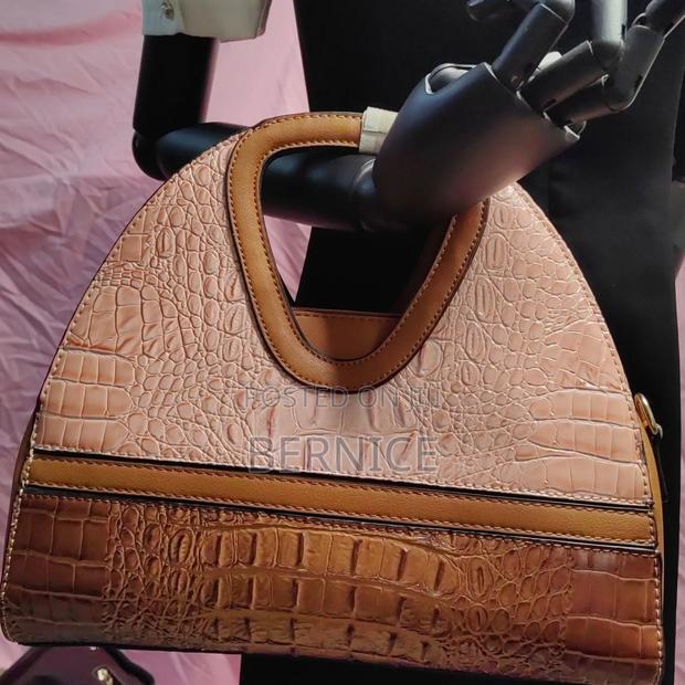 Elegant Croc-Embossed Handbag · Photo 2