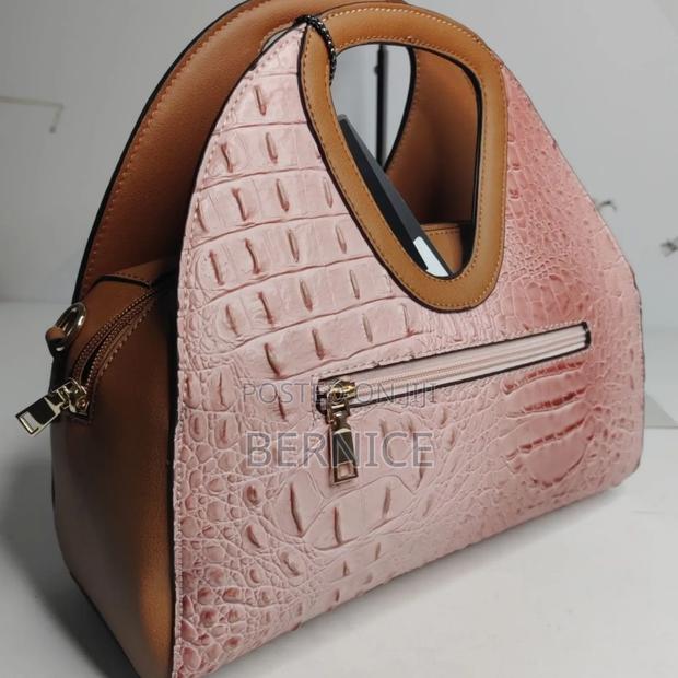 Elegant Croc-Embossed Handbag · Photo 3