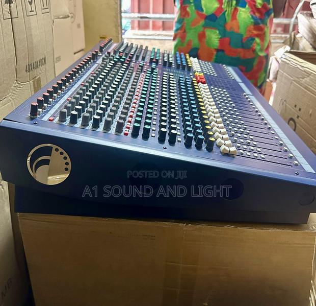 Soundcraft Lx7ii 24-Channel Analog Mixer · Photo 4