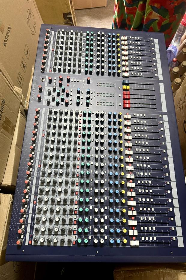 Soundcraft Lx7ii 24-Channel Analog Mixer · Photo 5