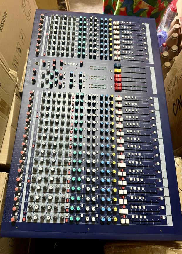Soundcraft Lx7ii 24-Channel Analog Mixer · Photo 3