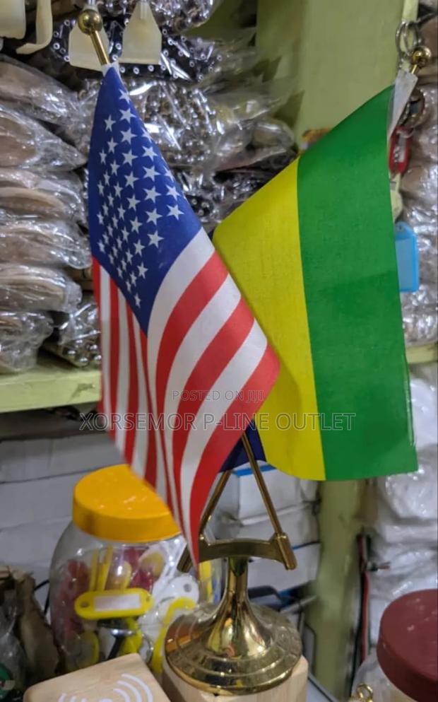 Double Desktop Gold Flag Stand · Photo 3