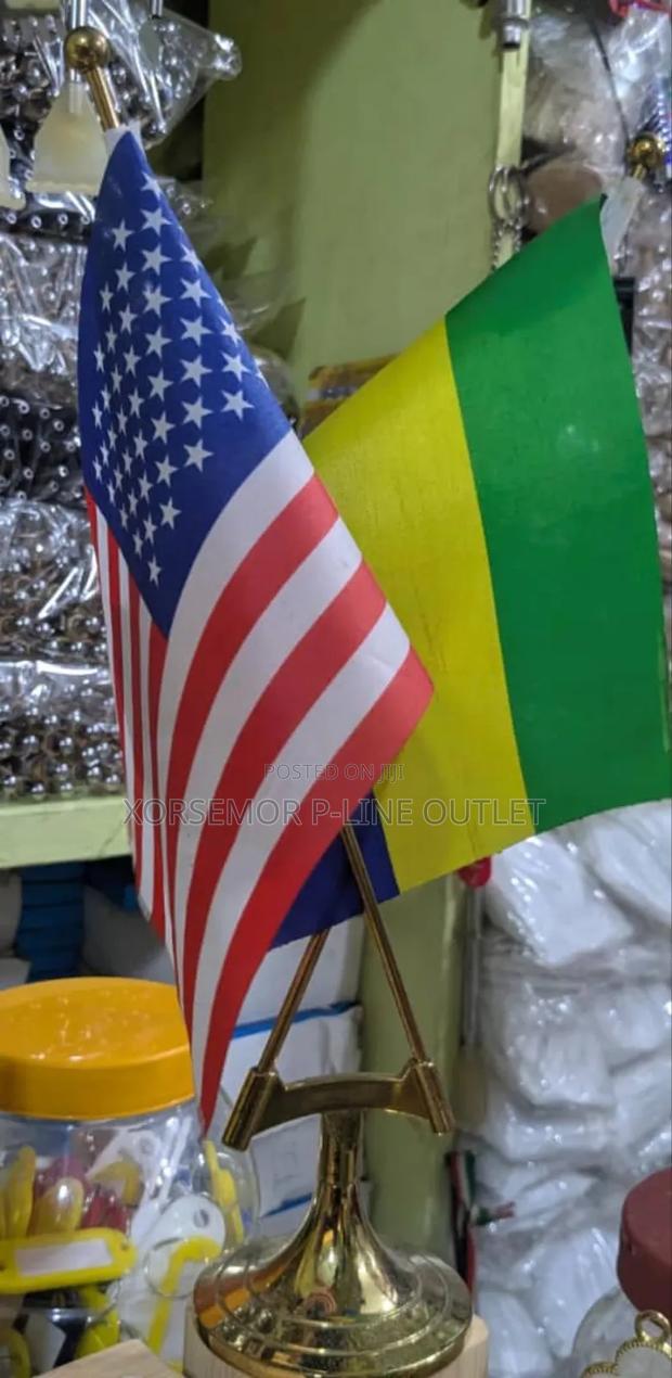 Double Desktop Gold Flag Stand · Photo 4