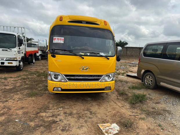 Hyundai Cunty Bus 27 Seater · Photo 2