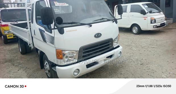 Kia Granbird 2004 White · Photo 1