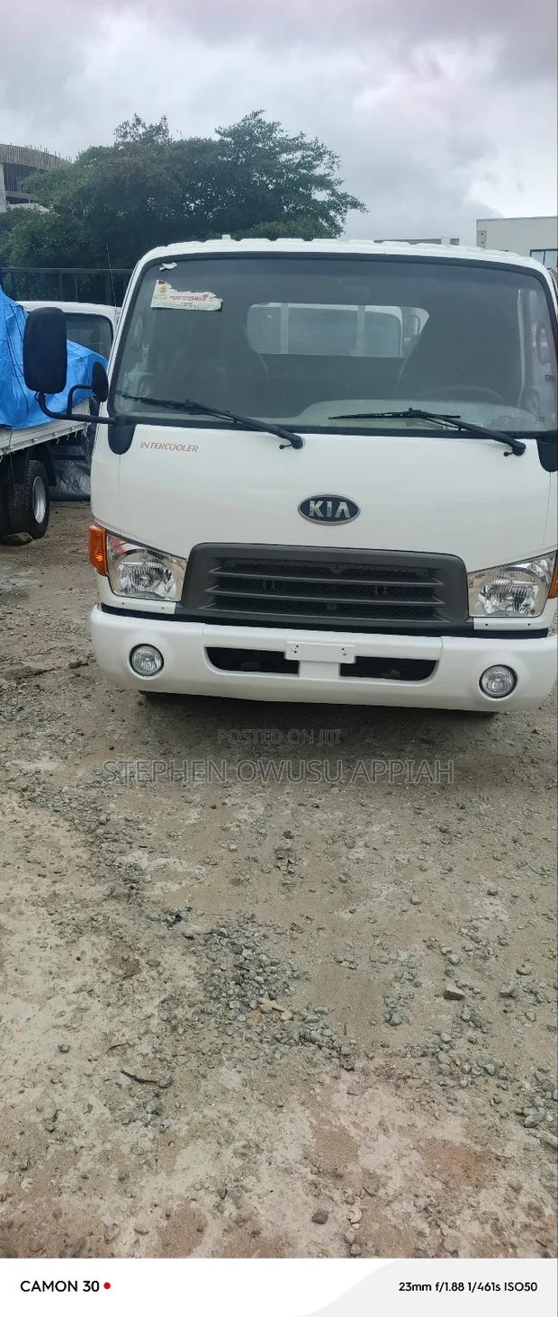 Kia Granbird 2004 White · Photo 2
