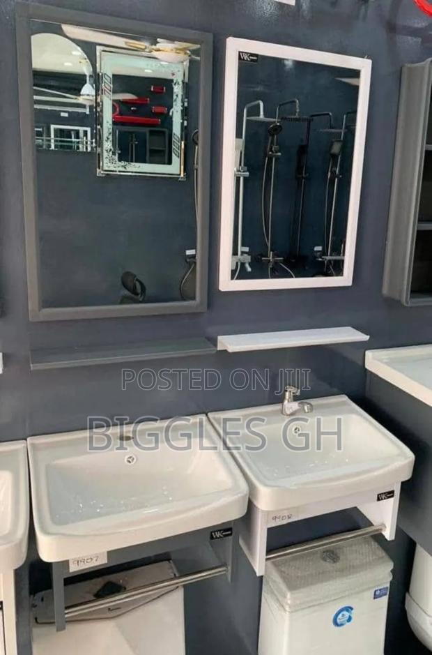 Cabinet Basin With Mirror · Photo 1
