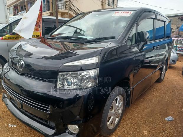 Toyota Voxy 2010 Black · Photo 1