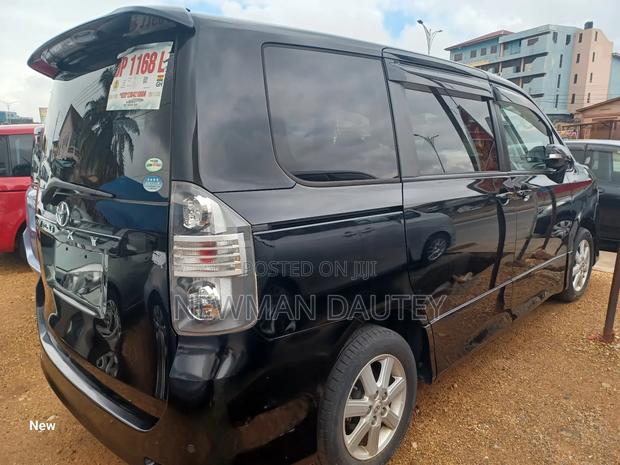 Toyota Voxy 2010 Black · Photo 2