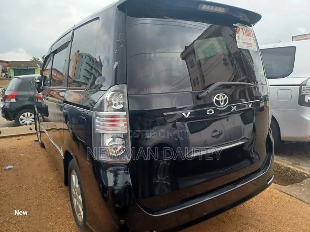 Toyota Voxy 2010 Black · Photo 3