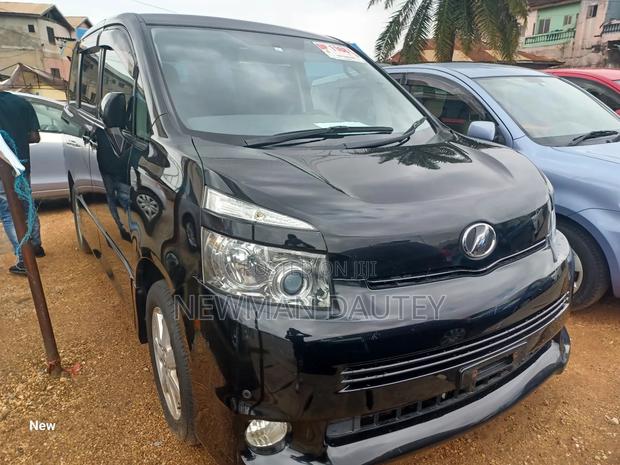 Toyota Voxy 2010 Black · Photo 4