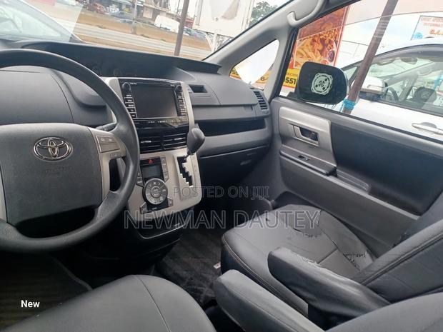 Toyota Voxy 2010 Black · Photo 5