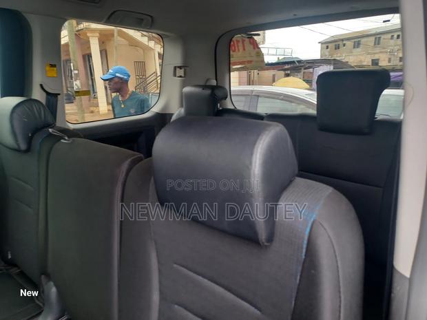 Toyota Voxy 2010 Black · Photo 6