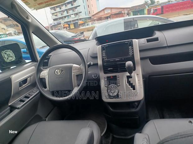 Toyota Voxy 2010 Black · Photo 7