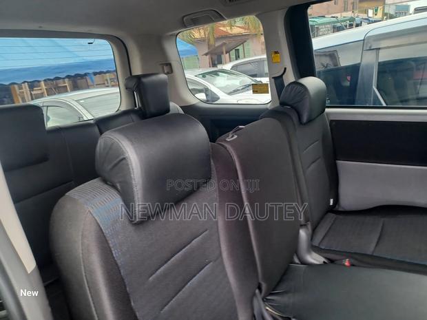 Toyota Voxy 2010 Black · Photo 8