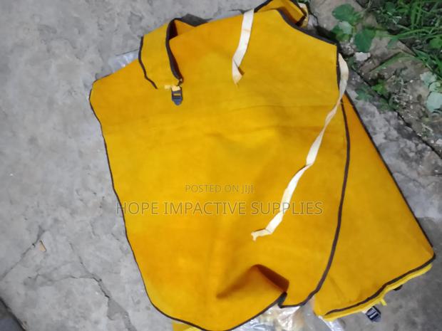 Welding Apron <> Quality Leather <> Yellow. · Photo 2