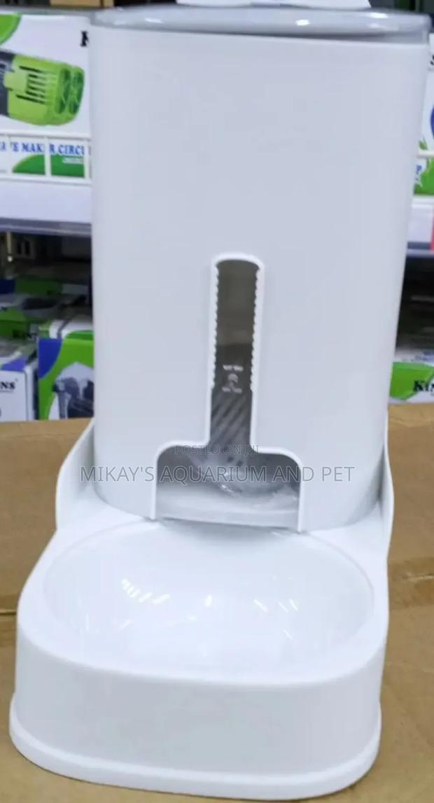 Plastic Dog Feeder · Photo 1