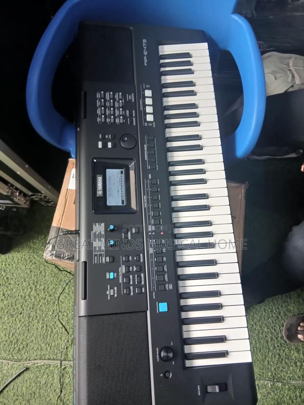 Yamaha E473 Professional Keyboard · Photo 4