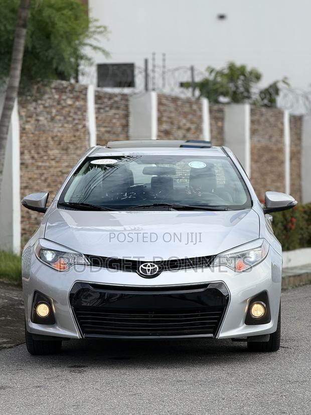 Toyota Corolla S 4dr Sedan (1.8L 4cyl CVT) 2016 Silver · Photo 2