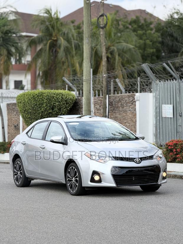 Toyota Corolla S 4dr Sedan (1.8L 4cyl CVT) 2016 Silver · Photo 3