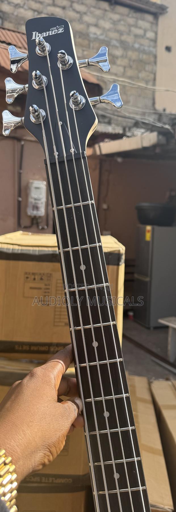 Passive Bass Guitar Ibanez · Photo 2