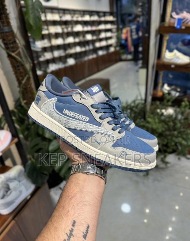 Nike Air Jordan 1 Low X Undefeated. · Photo 1