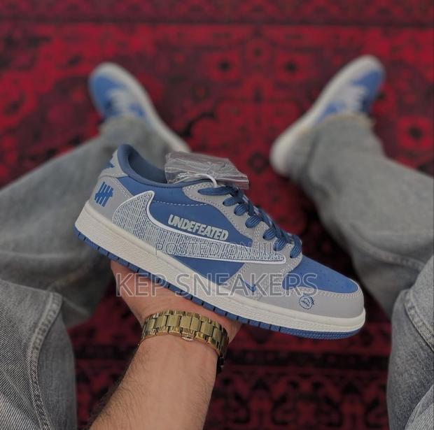 Nike Air Jordan 1 Low X Undefeated. · Photo 3