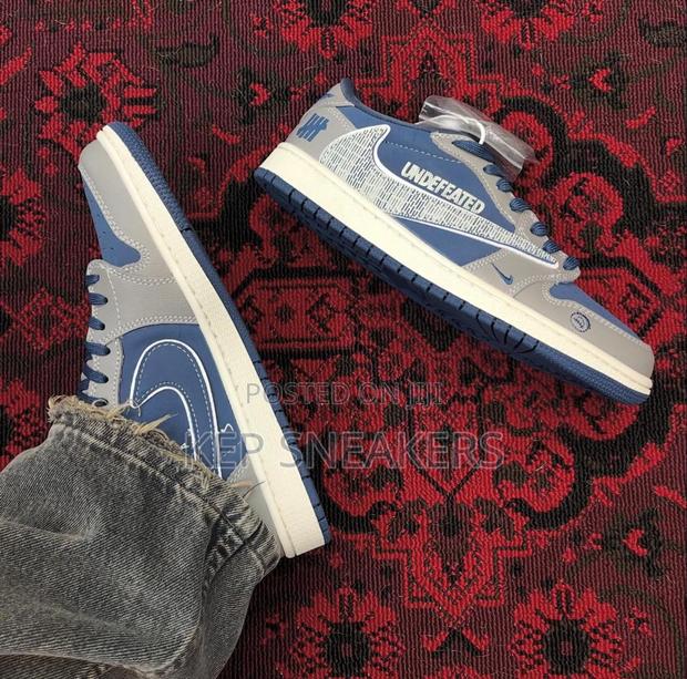 Nike Air Jordan 1 Low X Undefeated. · Photo 2