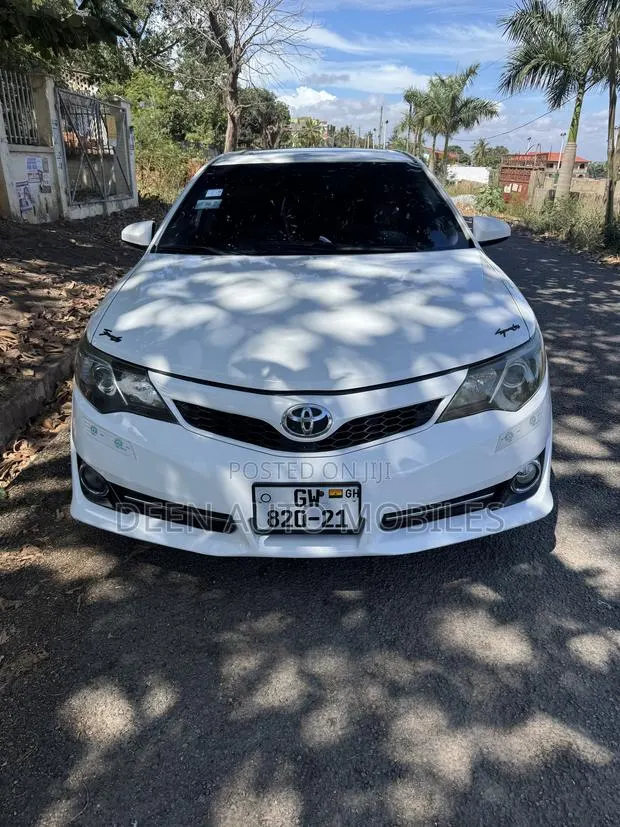 Toyota Camry SE 4dr Sedan (2.5L 4cyl 6A) 2014 White · Photo 1