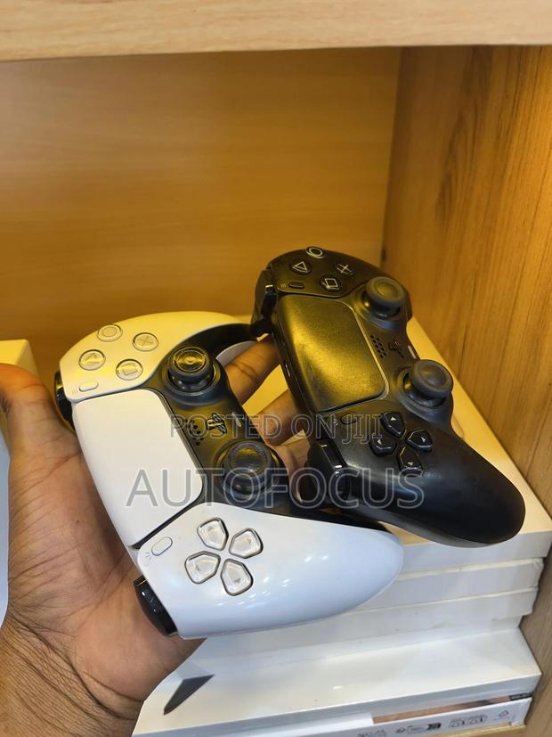 Pre Owned Playstation 5 Controller · Photo 8