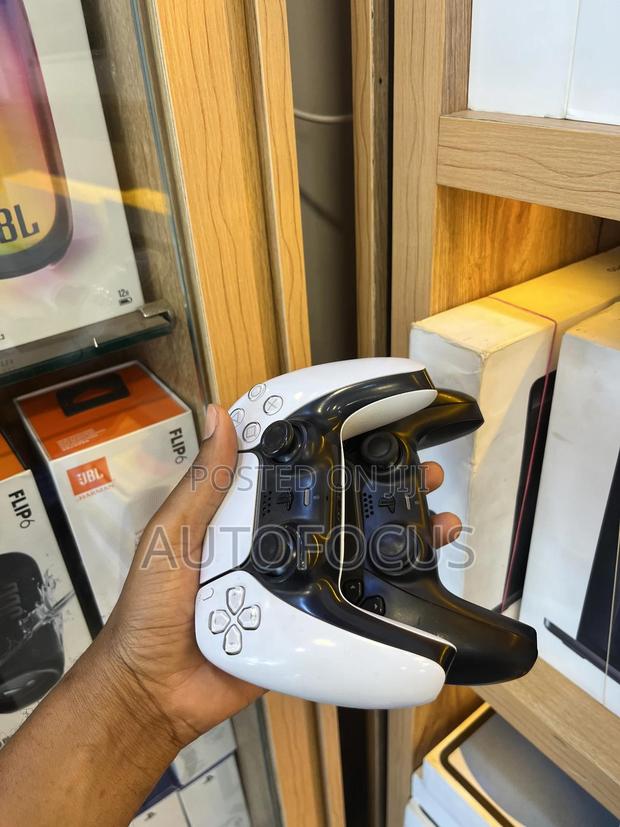 Pre Owned Playstation 5 Controller · Photo 3