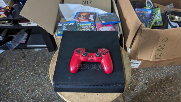 Playstation 4 Slim With Two CDS · Photo 1
