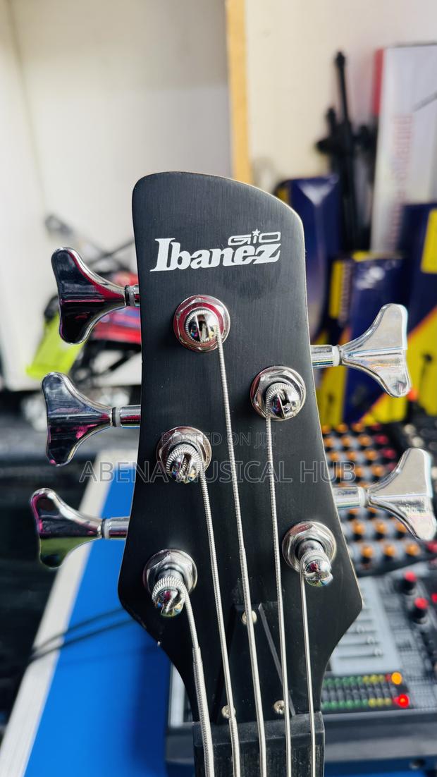 Ibanez Passive Bass Guitar · Photo 3