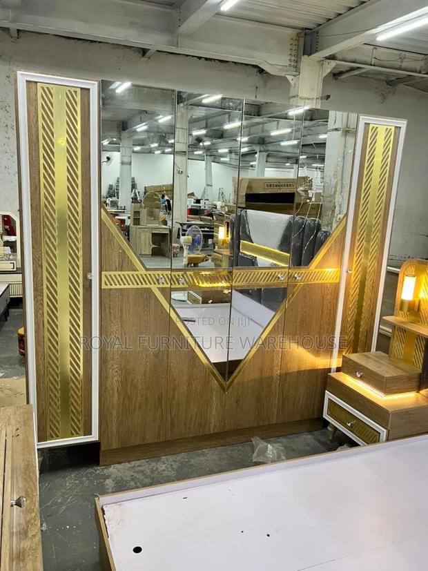 Exclusive Top Finish Bedroom Set · Photo 2