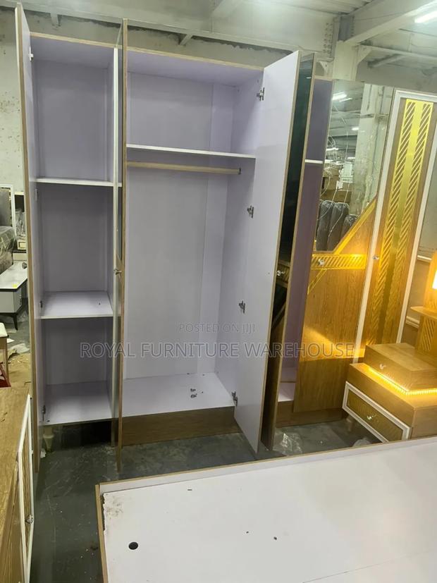 Exclusive Top Finish Bedroom Set · Photo 4