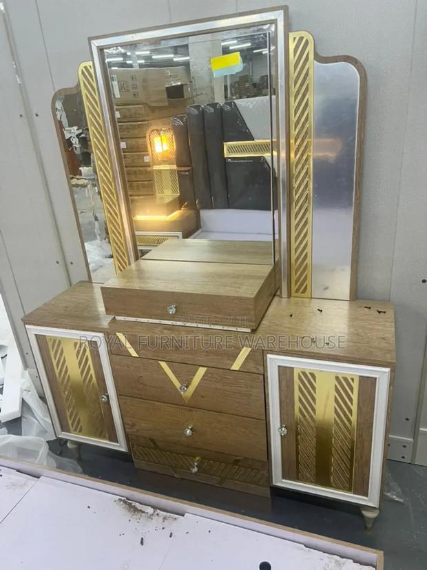 Exclusive Top Finish Bedroom Set · Photo 6