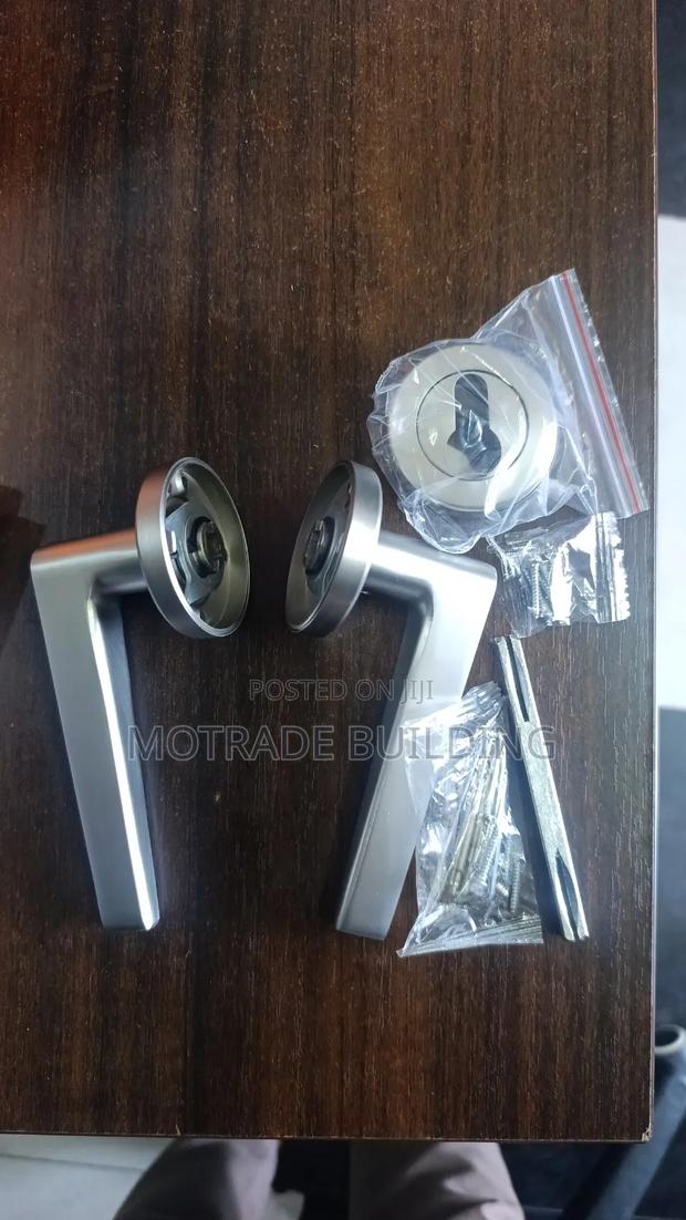 Moderate Heavy Door Handle (. · Photo 1