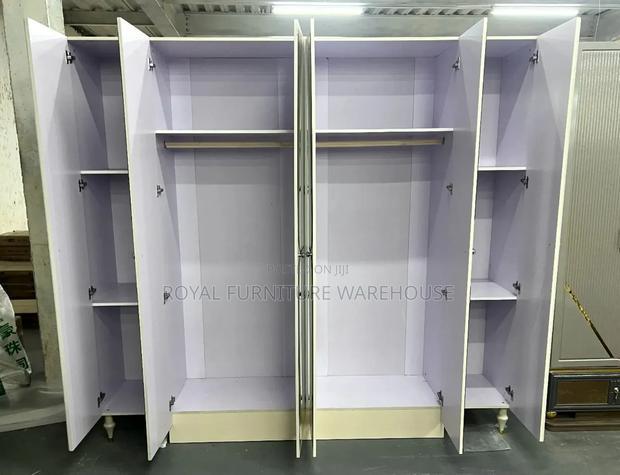Exclusive Top Finish Bedroom Set · Photo 3