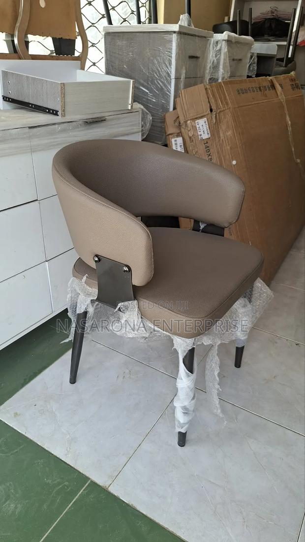 Comfortable Armrest Chair · Photo 1