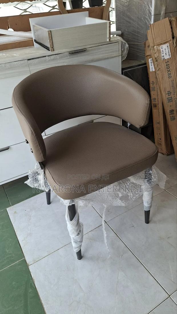 Comfortable Armrest Chair · Photo 2