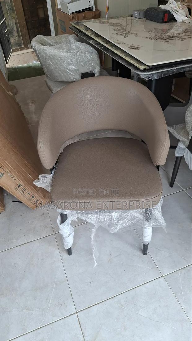 Comfortable Armrest Chair · Photo 4