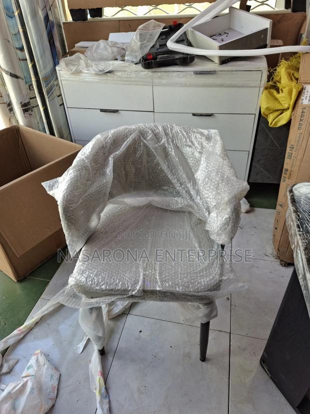 Comfortable Armrest Chair · Photo 5