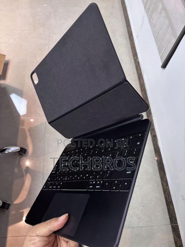 Magic Keyboard For iPad Air M2 11 Inches 2024 · Photo 2