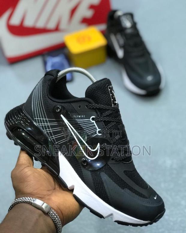 Nike Airmax Flywire Black/White · Photo 2