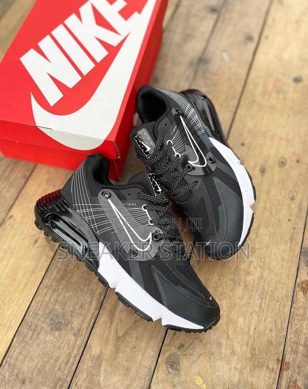 Nike Airmax Flywire Black/White · Photo 1