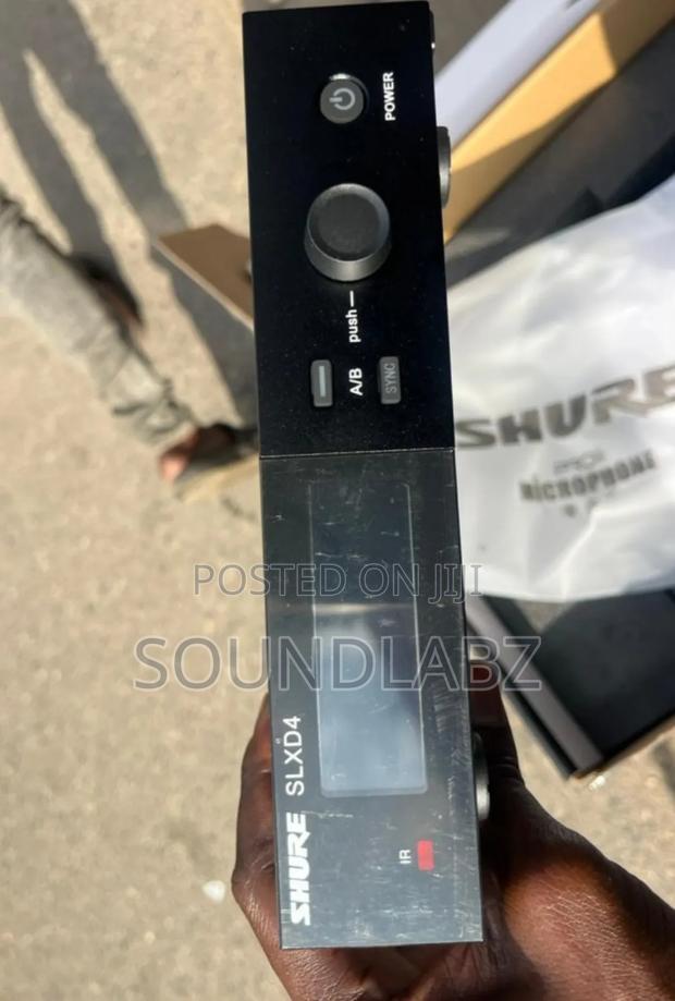 Shure SLX D4 2in1 Digital Wireless Microphone · Photo 3