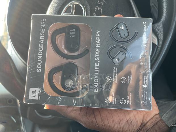 JBL Soundgear Sense Wireless Bluetooth Hook Earbuds · Photo 4