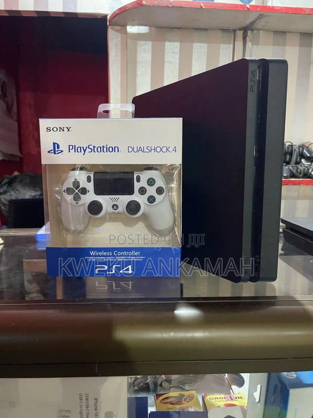 Playstation 4 Slim Complete With a Controller · Photo 1