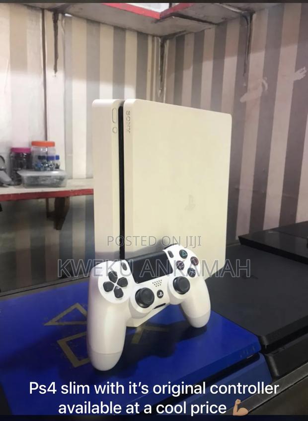 Playstation 4 Slim Complete With a Controller · Photo 2
