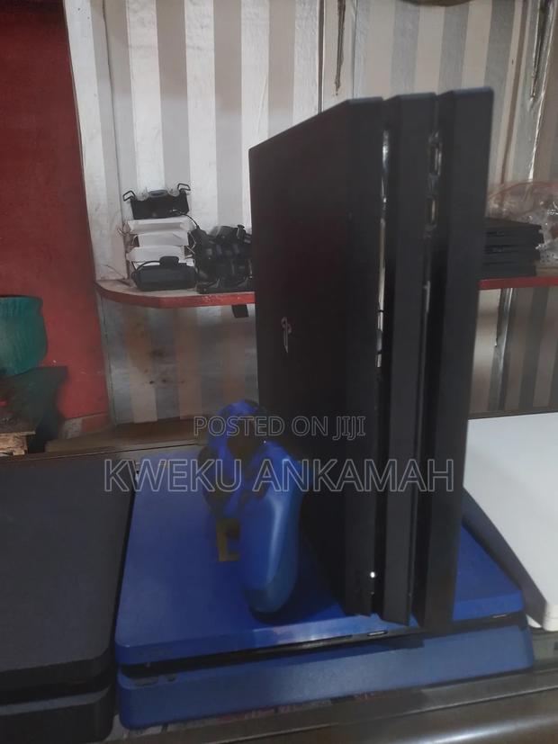 Playstation 4 Pro Complete With a Controller · Photo 3